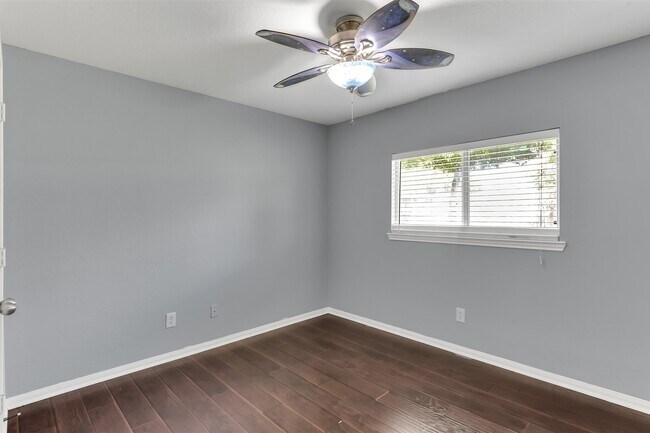 Building Photo - 223 Fantasy Ln