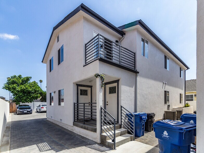 Building Photo - 1121 W 39th Pl