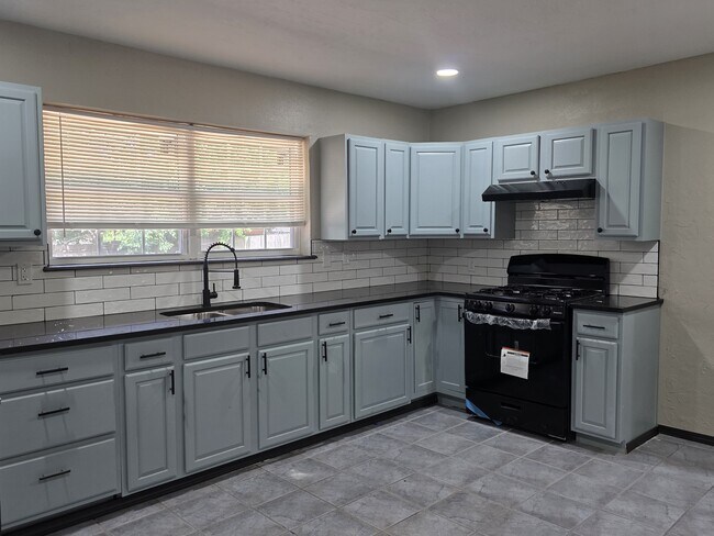 Building Photo - 641 Redstone Ave