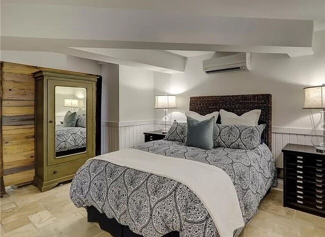 Building Photo - Spectacular Furnished Harbourfront Home in...