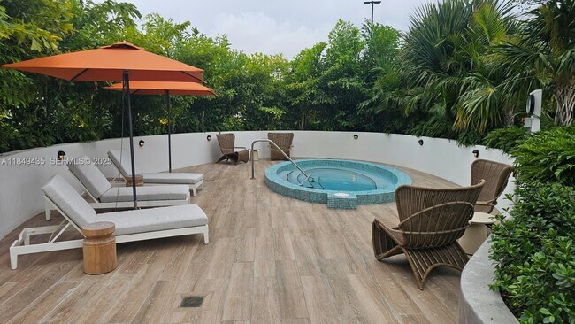 Building Photo - 700 NE 24th St