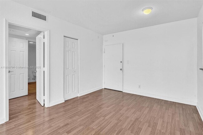Building Photo - 5600 Collins Ave