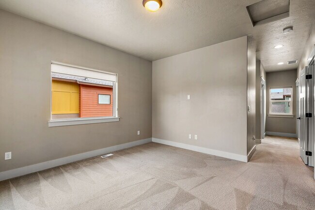 Building Photo - 923 S Lone Willow Ave