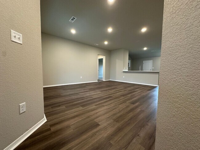 Building Photo - Contact Peggy 501 676 1758
