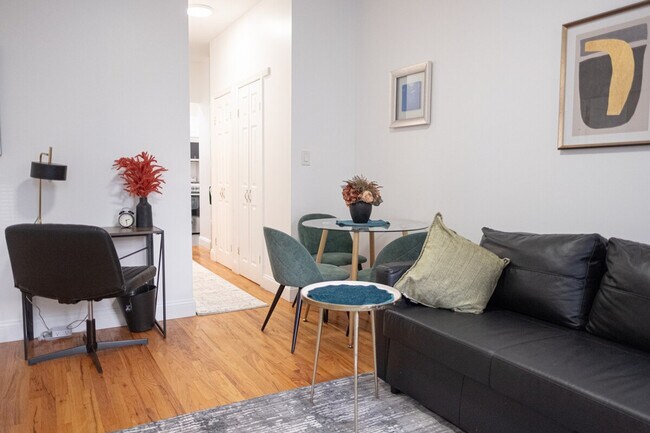 Building Photo - 305 E 95th St