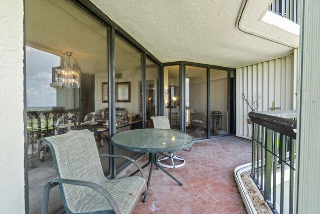 Building Photo - 1900 Consulate Pl