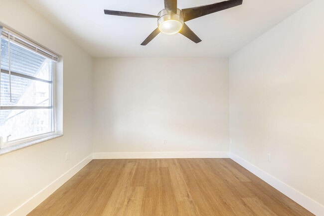 Building Photo - 114 S Lakeside Dr