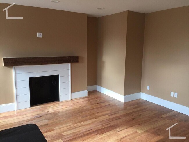 Building Photo - Central Heat/AC, In Unit Washer/Dryer, Close to Longwood, Porch