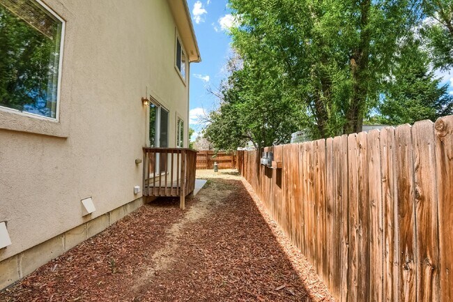 Building Photo - 4-Bed Arvada Home w/ Bedroom & Full Bathro...