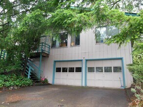Building Photo - 3 Bedroom Duplex ~ Close to Timberhill ~ P...