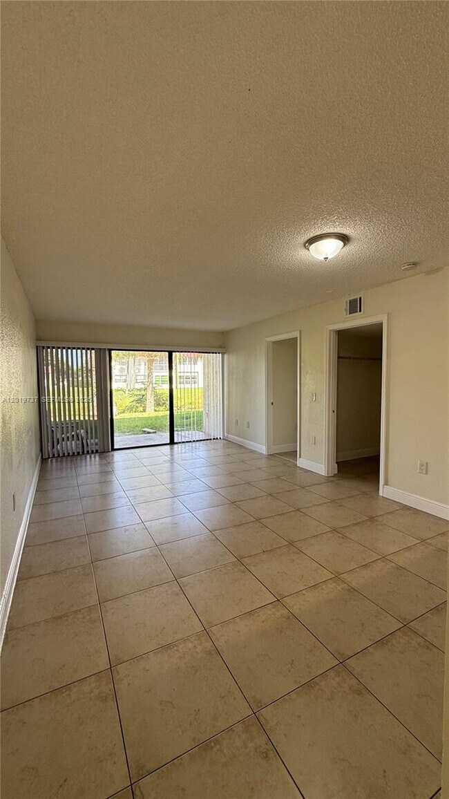 Building Photo - 1524 Lake Crystal Dr