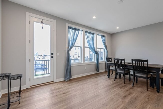 Building Photo - 6032 Windsor Dr