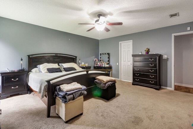 Building Photo - 3 Bedroom in Navarre! Move In $200 off 1st...