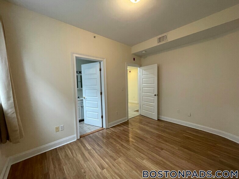 Building Photo - 53 Ashford St