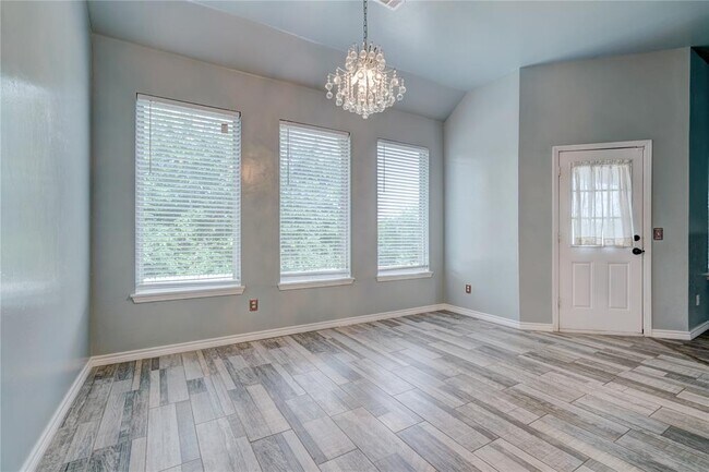 Building Photo - 2023 Westbury Dr