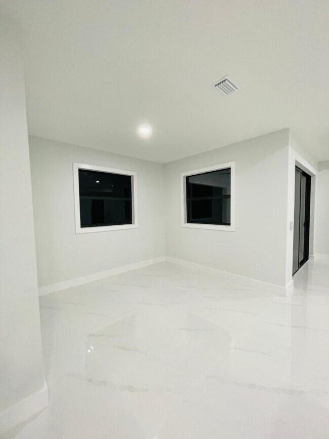 Building Photo - 1420 Poinsettia Ave