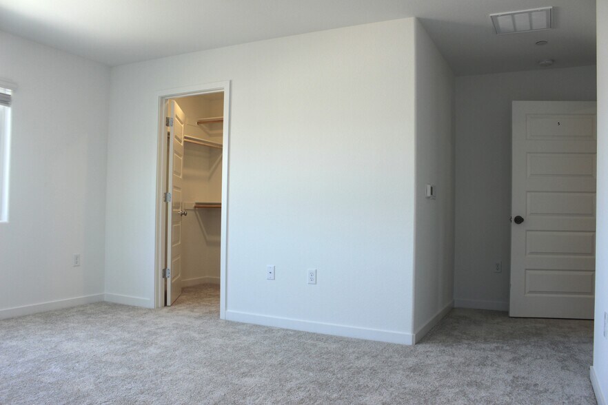 Building Photo - 12663 Snowy Owl Way
