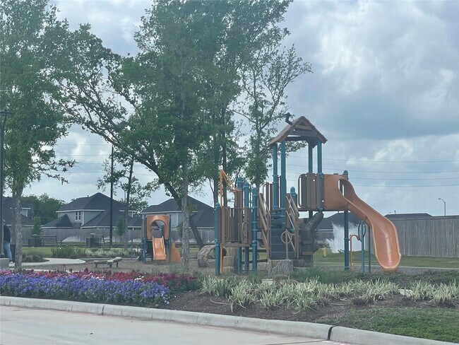 Building Photo - 8111 Royal Palm Ct