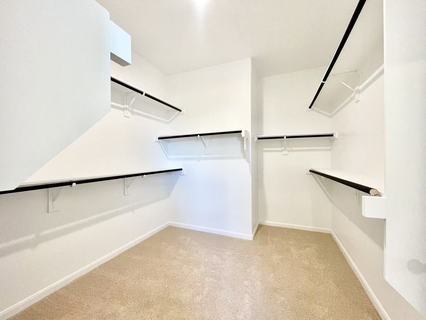 Building Photo - 16205 Garden Dr