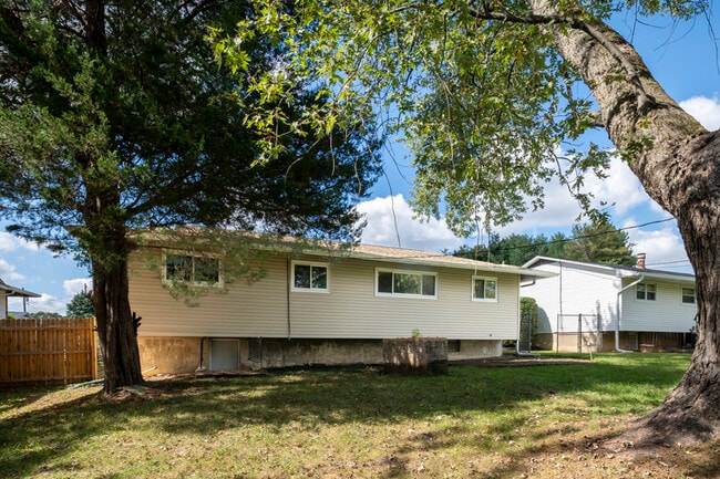 Building Photo - 3947 Setonhurst Rd