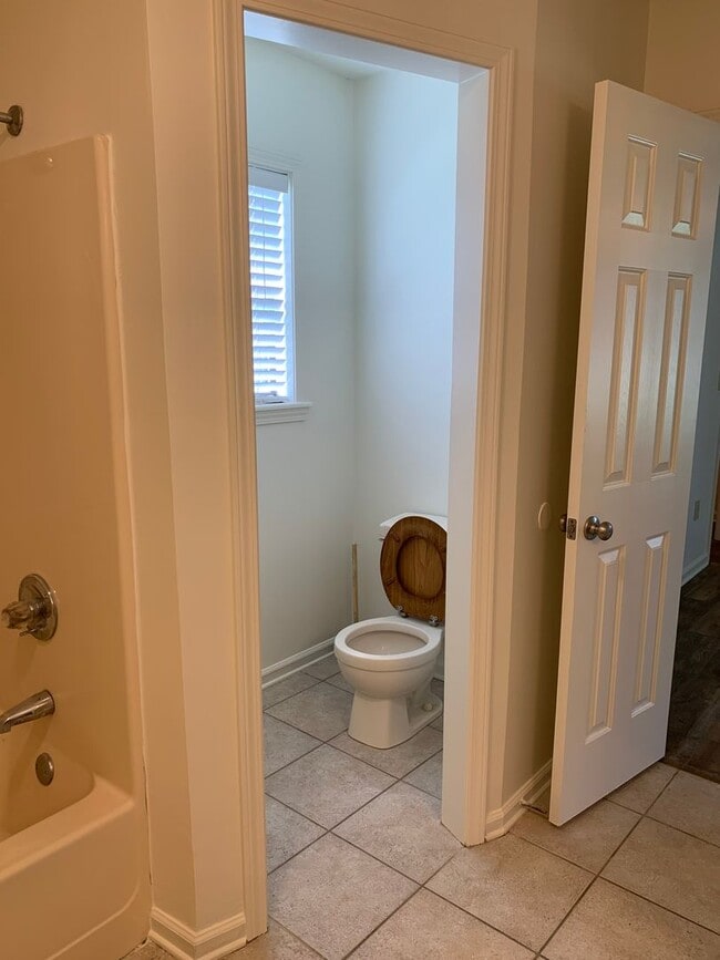 Building Photo - 3Bed/2Bath Home/Corner Lot/2 Car Garage an...