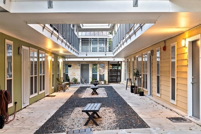 Building Photo - 2526 Durwood St