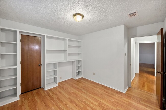 Building Photo - 6436 Ridglea Dr