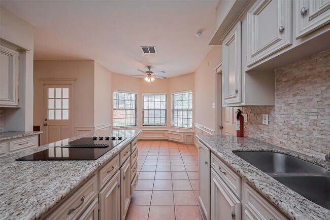 Building Photo - 2727 Raintree Dr