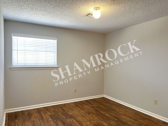 Building Photo - Convenient location close to shopping and Hwy 6!