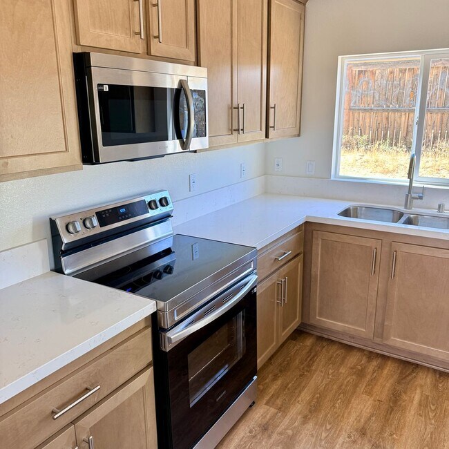 Building Photo - BRAND NEW 4 BEDROOM ADELANTO HOME