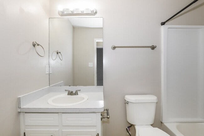 Building Photo - 583 Lakeridge Cir SE
