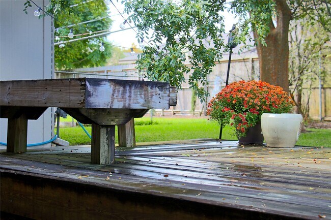 Building Photo - 10306 Bob White Dr