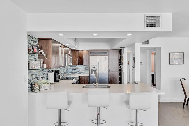 Building Photo - 525 N Ocean Blvd