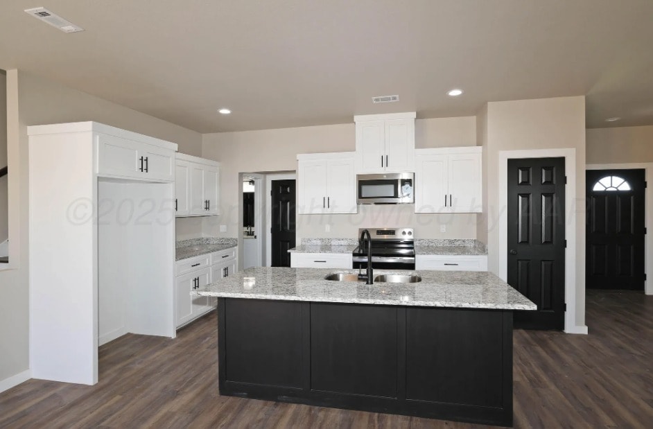 Building Photo - 925 E Loop 335 S