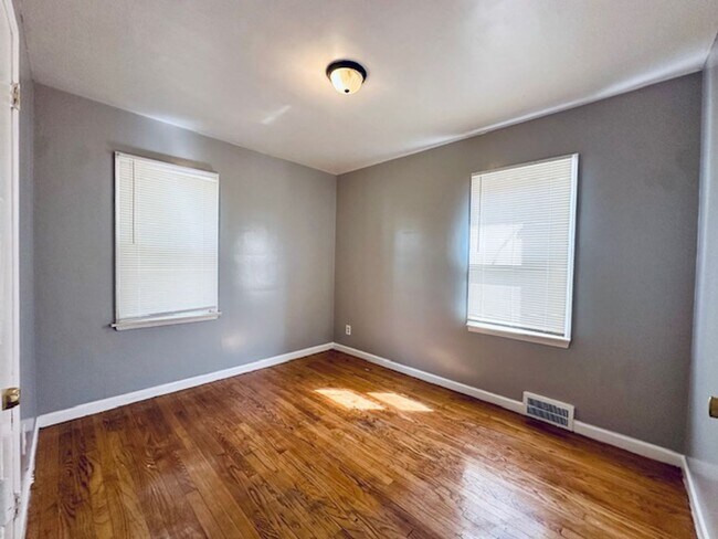 Building Photo - 3 Bedroom 1 Bath Welcome Section 8