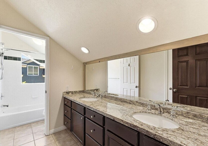 Building Photo - 1422 Cutter Ln