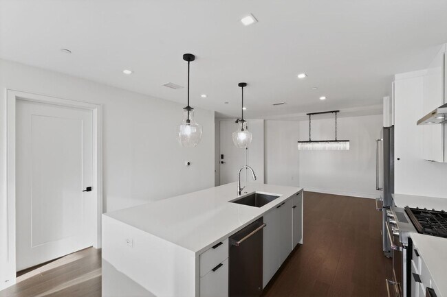 Building Photo - Charming Furnished HighRise 2BR Condo in Atlanta
