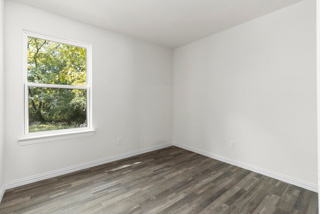 Building Photo - One Month FREE rent!