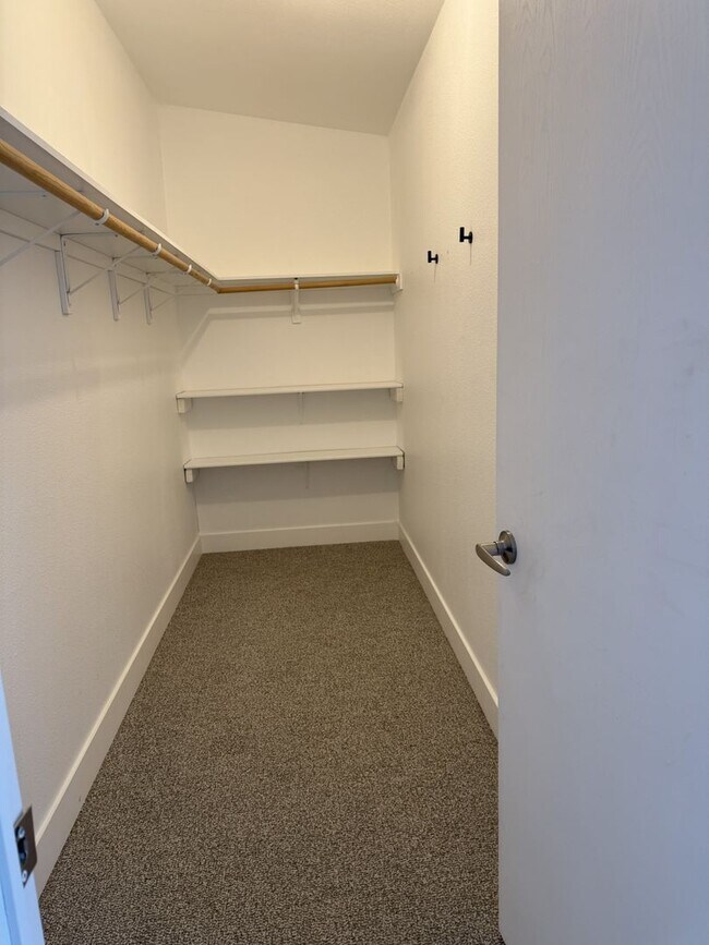 Building Photo - Large Echo home for rent