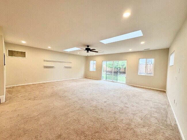 Building Photo - Spacious 3 Bedroom Gilroy Home with AC  & Attached Garage