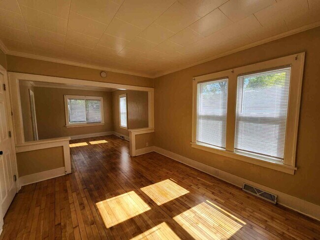Building Photo - 3 Bedroom with Garage
