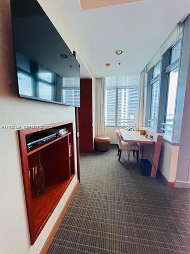 Building Photo - 1395 Brickell Ave