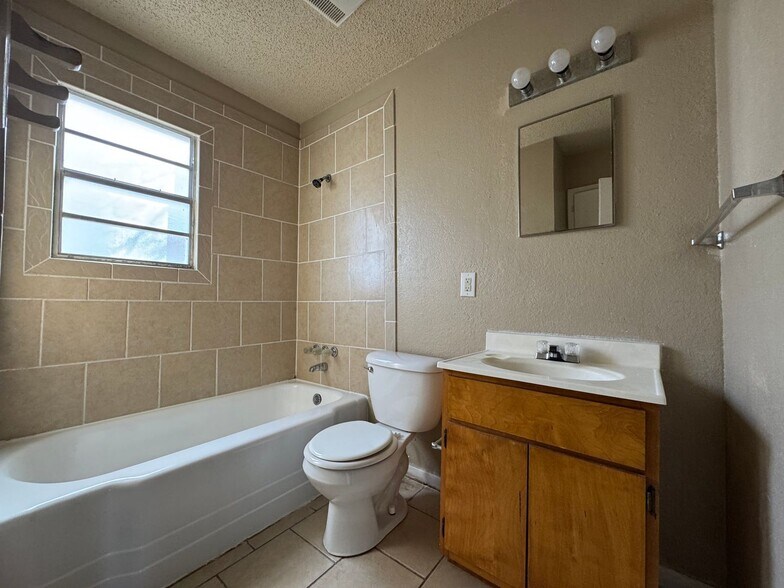 Building Photo - 912-912 Williamson Dr