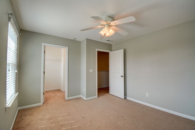 Building Photo - Gorgeous 5 Bedroom Home in Neighborhoods of Holly Ridge