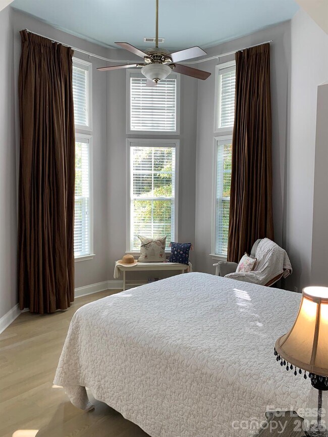 Building Photo - 9033 Rosalyn Glen Rd