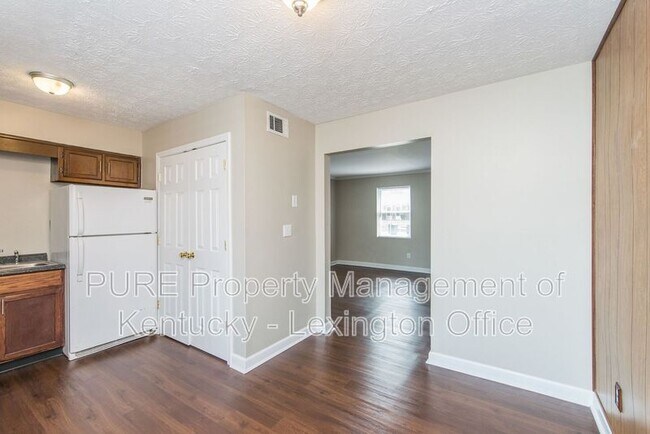 Building Photo - 209 Landings Dr