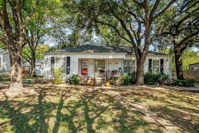 Primary Photo - Classic 4 Bed, 2 Bath Home in the Heart of...