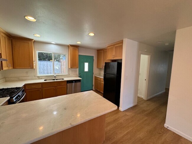 Building Photo - NEW TO MARKET/ 3 BEDROOM HOUSE ON QUIET DEAD END STREET