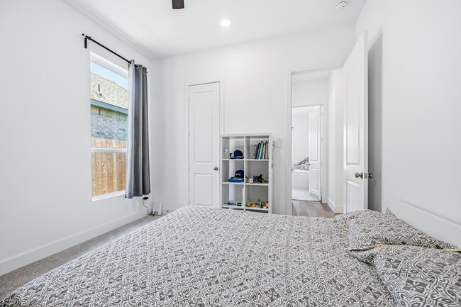 Building Photo - 31051 Sun Vly Dr