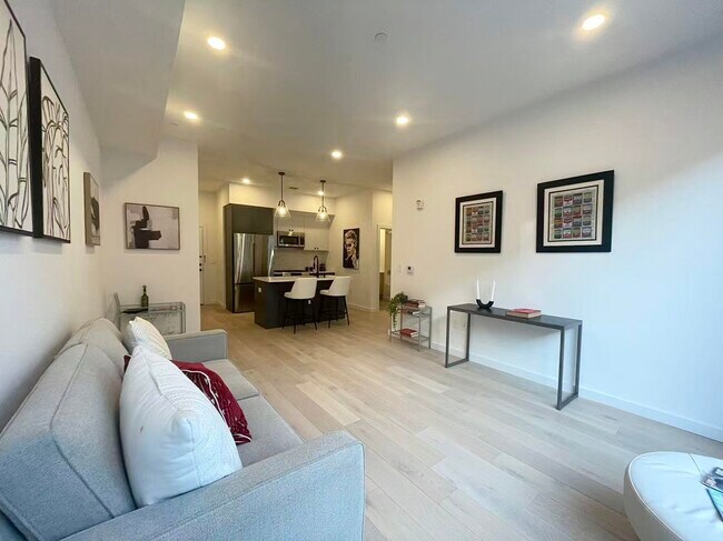 Building Photo - 425 3rd St